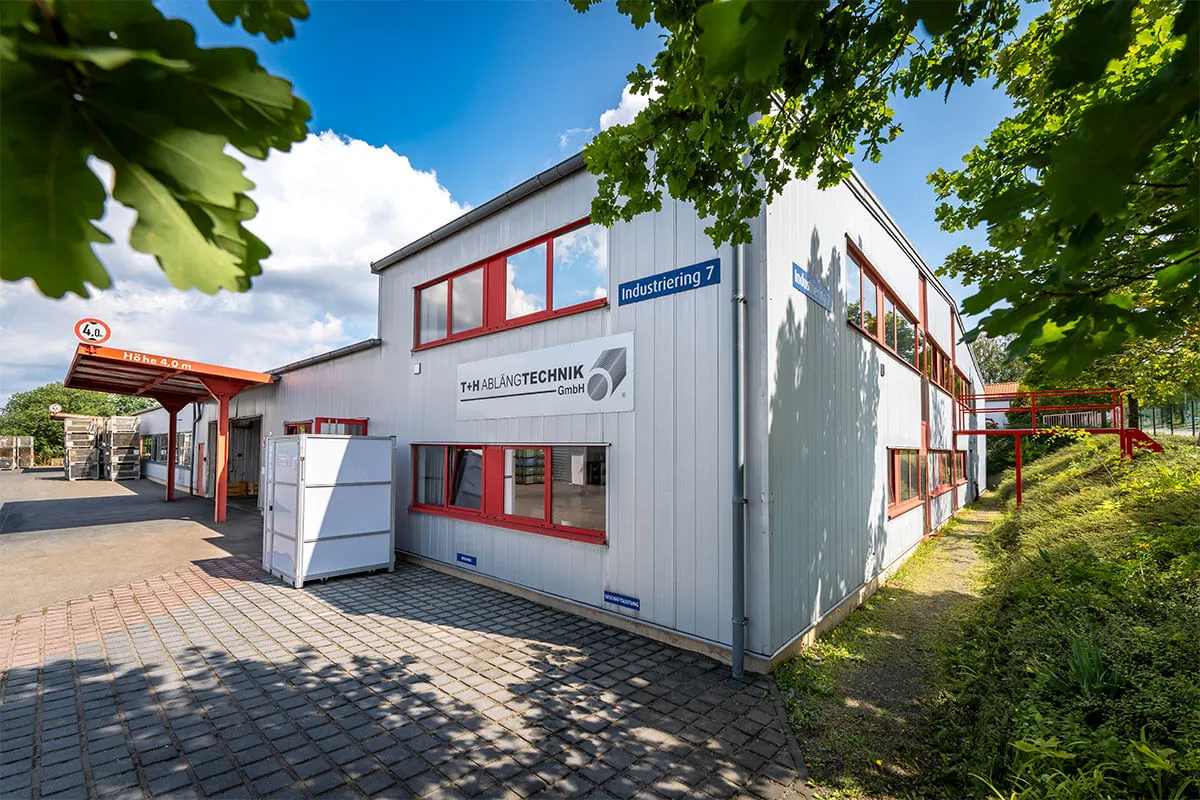 Firmengebäude der T+H Ablängtechnik GmbH in Schmölln im Sommer