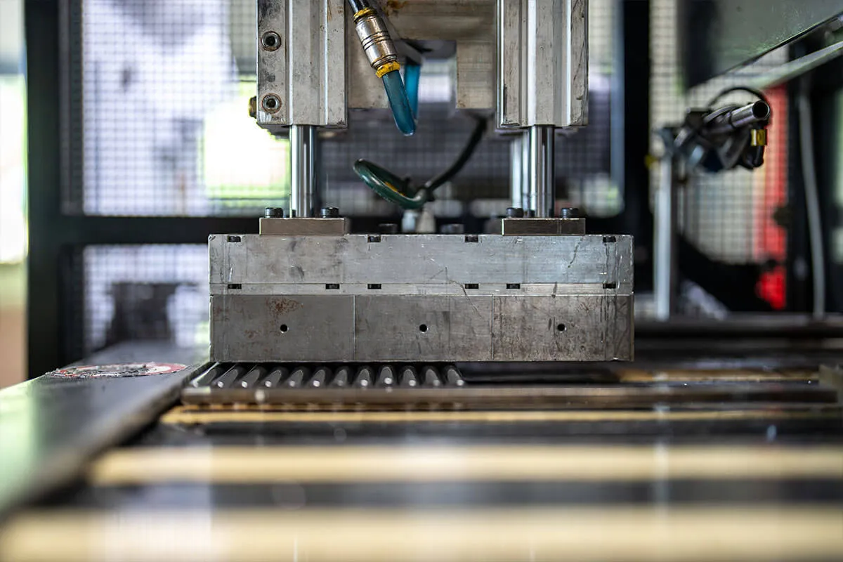 Industriepresse beim Umformen eines Werkstücks