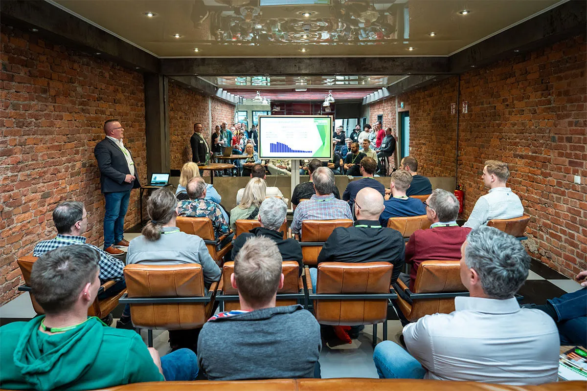 Publikum bei einem Vortrag im Backsteinsaal der Hausmesse UNImotion