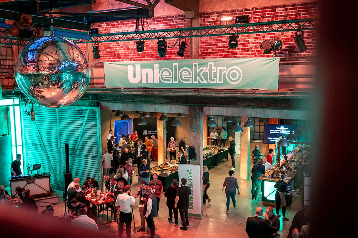 Abendveranstaltung der UNI ELEKTRO UNImotion in einer Industriehalle